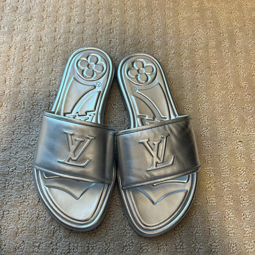 LOUIS VUITTON W'S MAGNETIC FLAT MULE- BRAND NEW - Picture 2 of 3